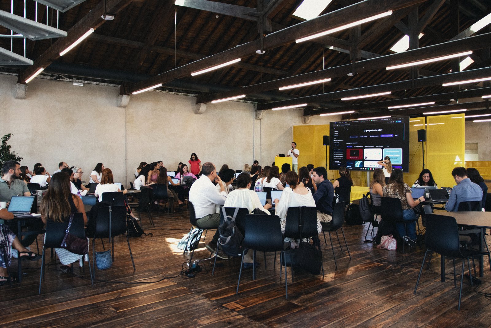 Sessão AI Dive — sala completa com equipas a trabalhar