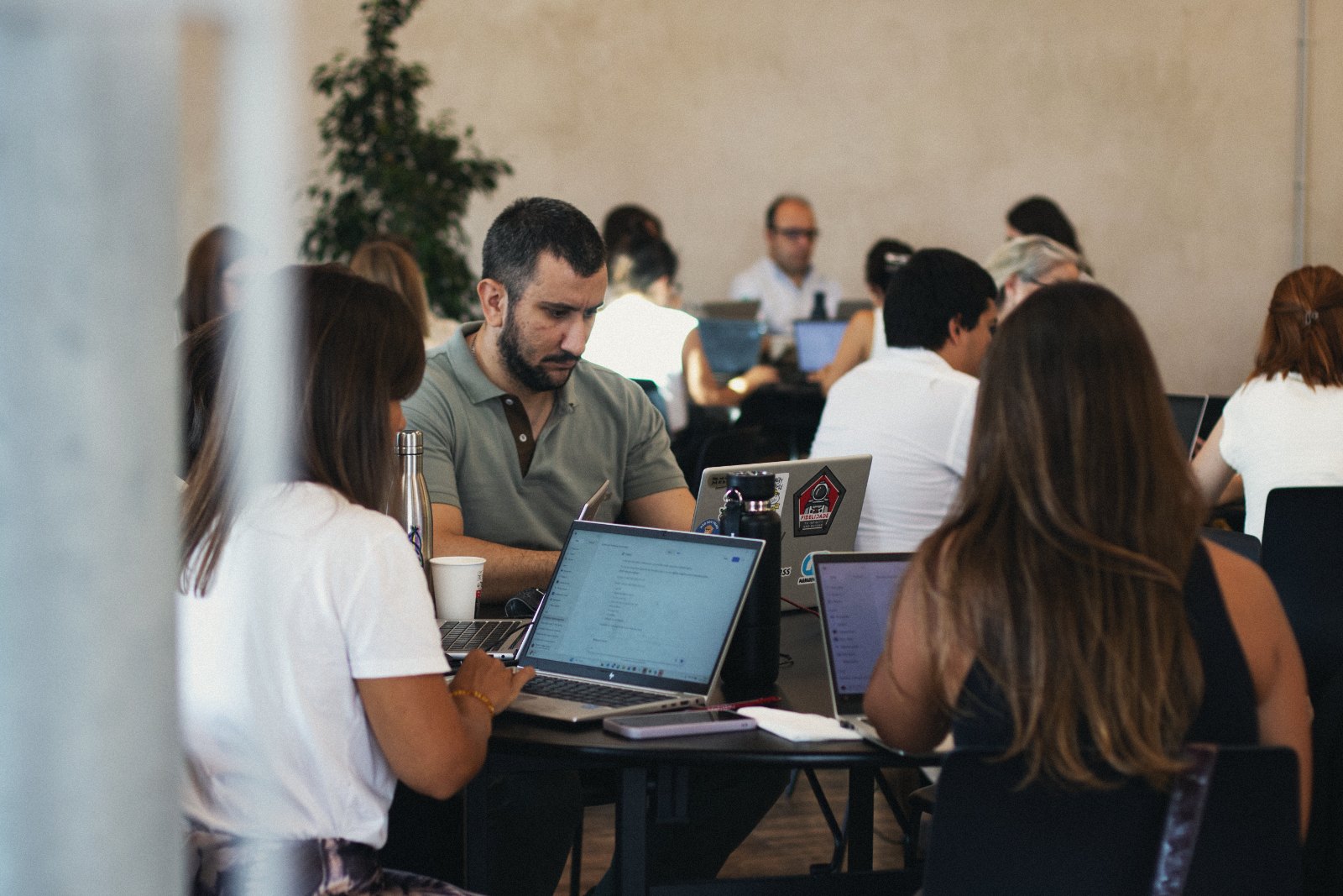 Participantes a trabalhar em portáteis